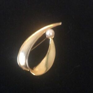 VTG  SIMULATED PEARL BROOCH.